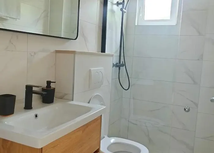 Brzica アパート サプルナラ