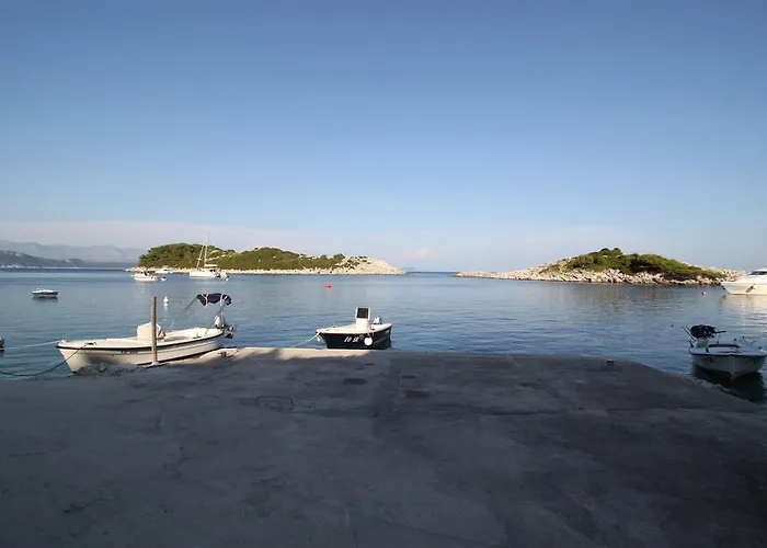 Brzica アパート サプルナラ